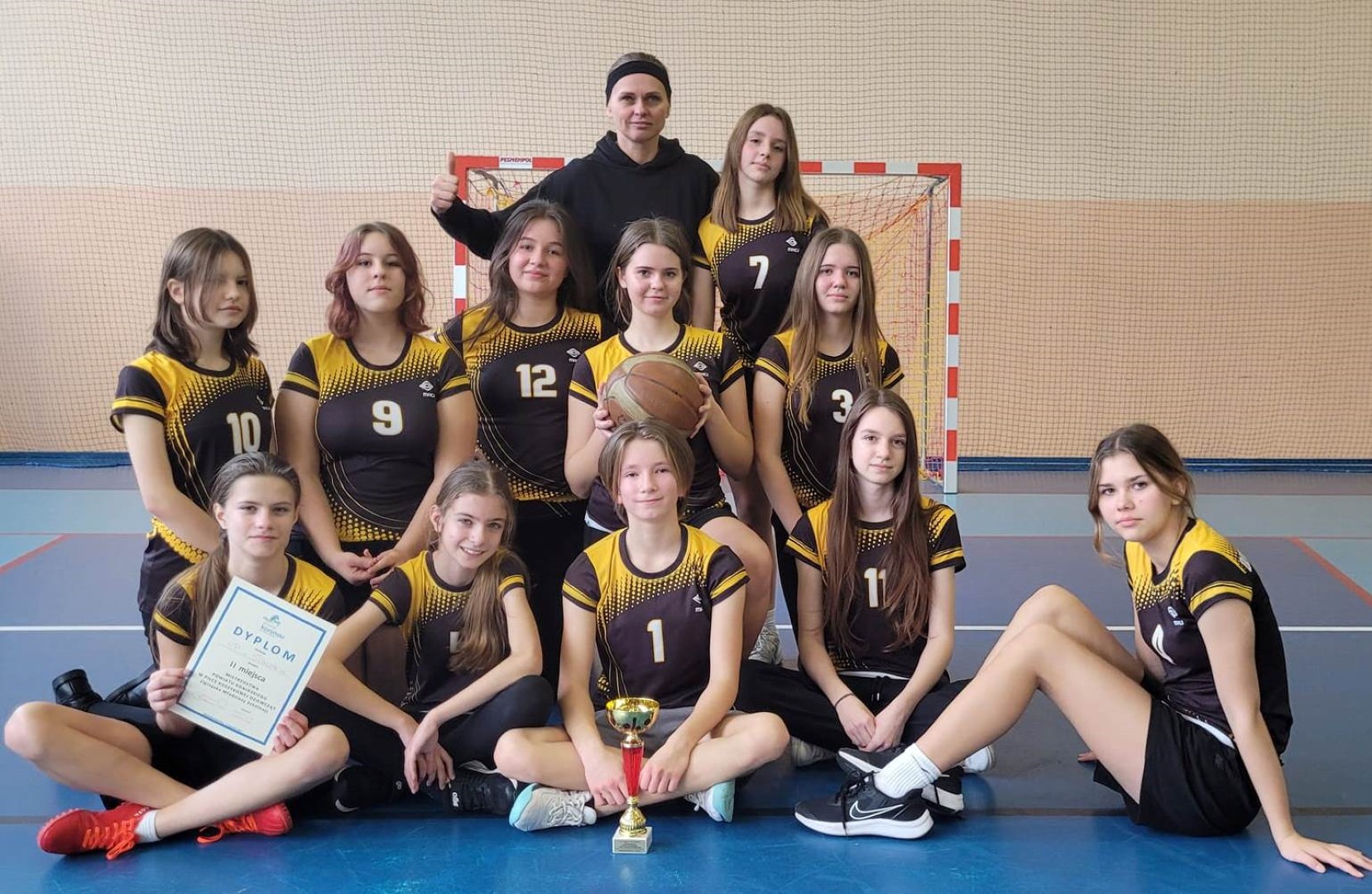 Szkolne sukcesy sportowe uczniów  ze Szkoły Podstawowej w Sławsku, w piłce koszykowej.